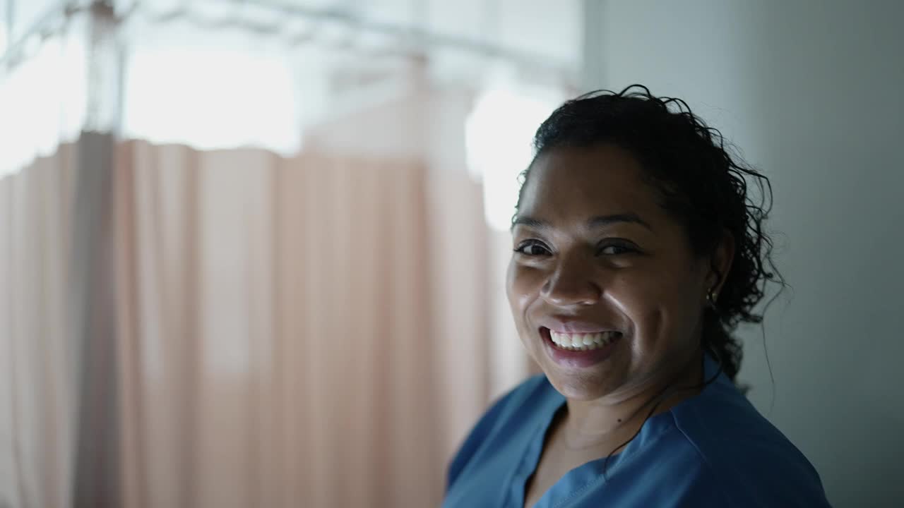 医院里一位女护士的肖像视频素材
