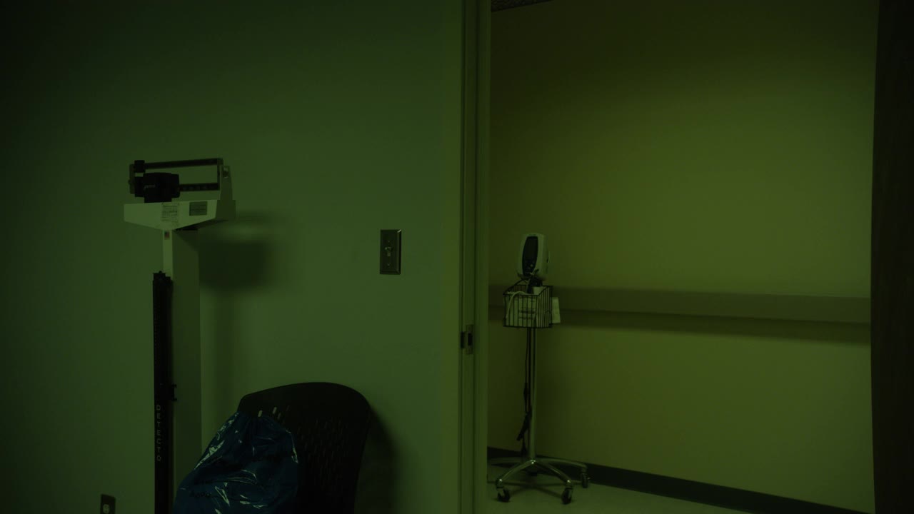 病房门口或入口处的中等角度和比例可见。血压仪可见bg。秤旁椅子上可见塑料垃圾或垃圾袋。视频素材