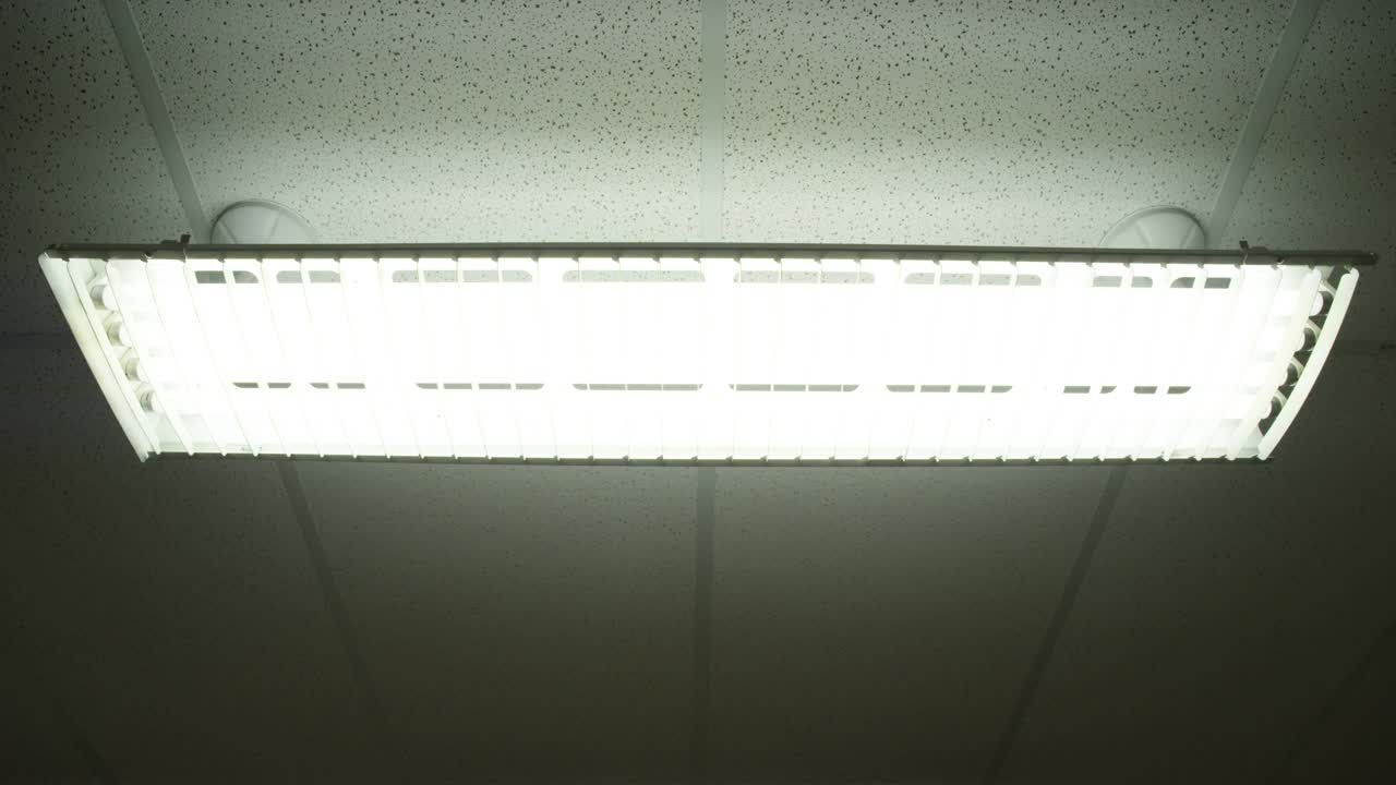 上角荧光灯在天花板上的中等角度。可能是病房或者办公室灯被关掉了。视频素材