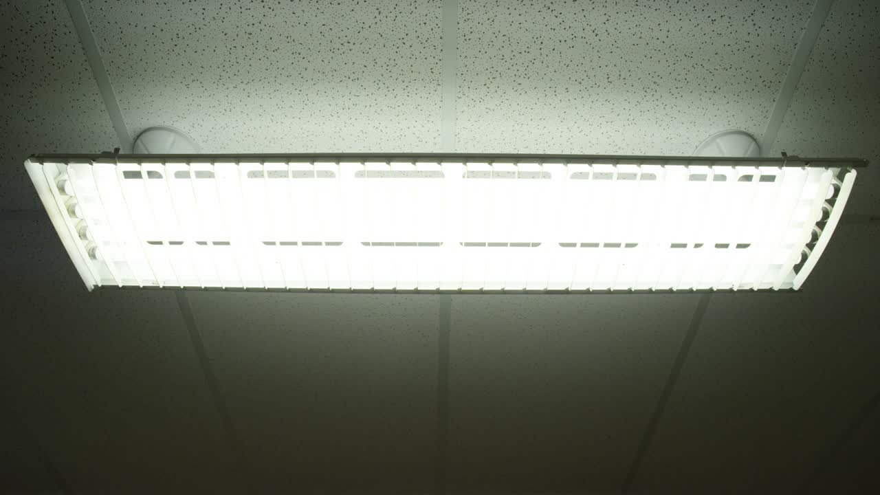上角荧光灯在天花板上的中等角度。可能是病房或者办公室视频素材