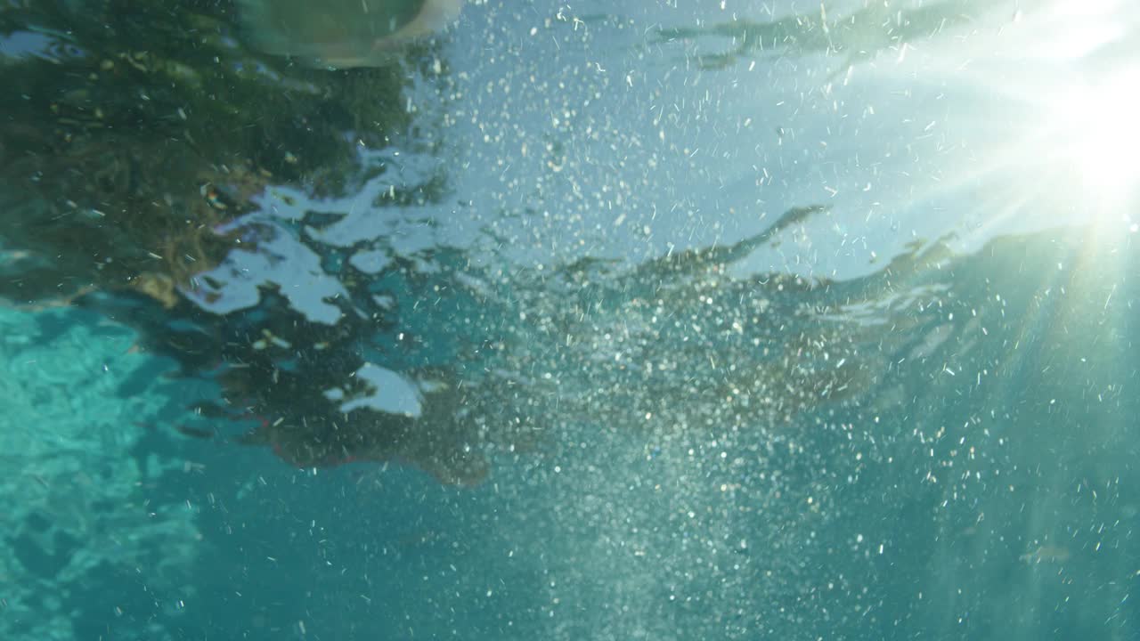 游泳池中气泡的水下中角。视频素材