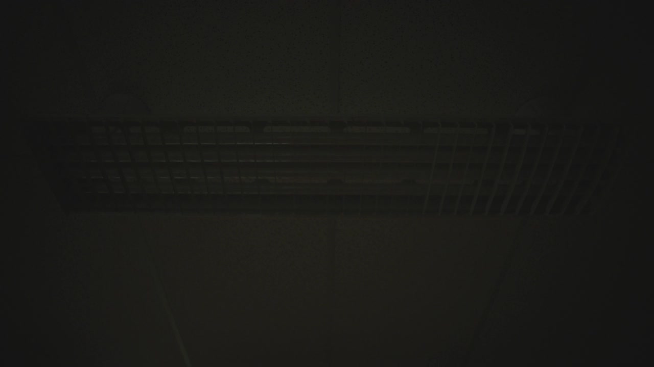 上角天花板上日光灯装置关闭时的中等角度。可能是病房或者办公室视频素材