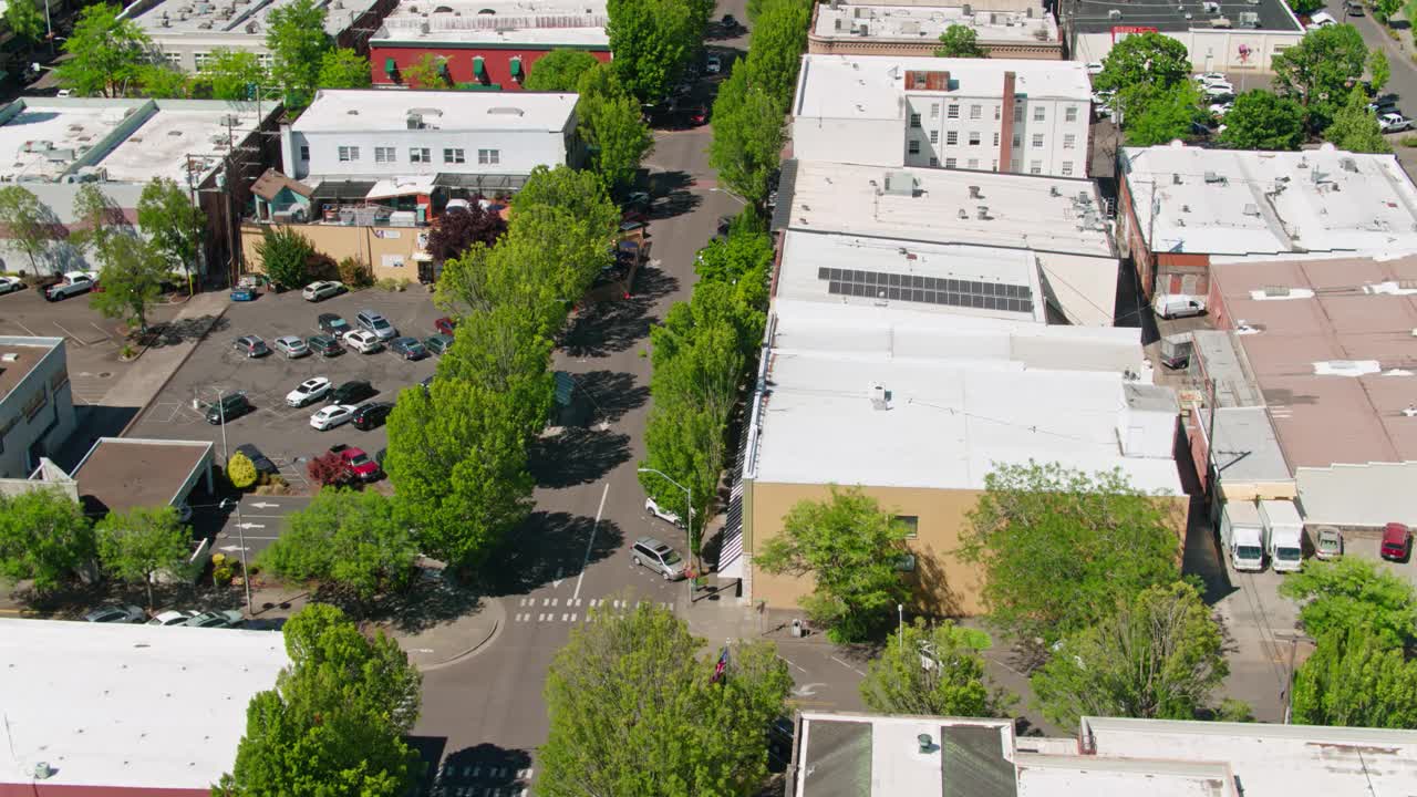 无人机向上倾斜拍摄的俄勒冈州科瓦利斯市中心街道视频下载