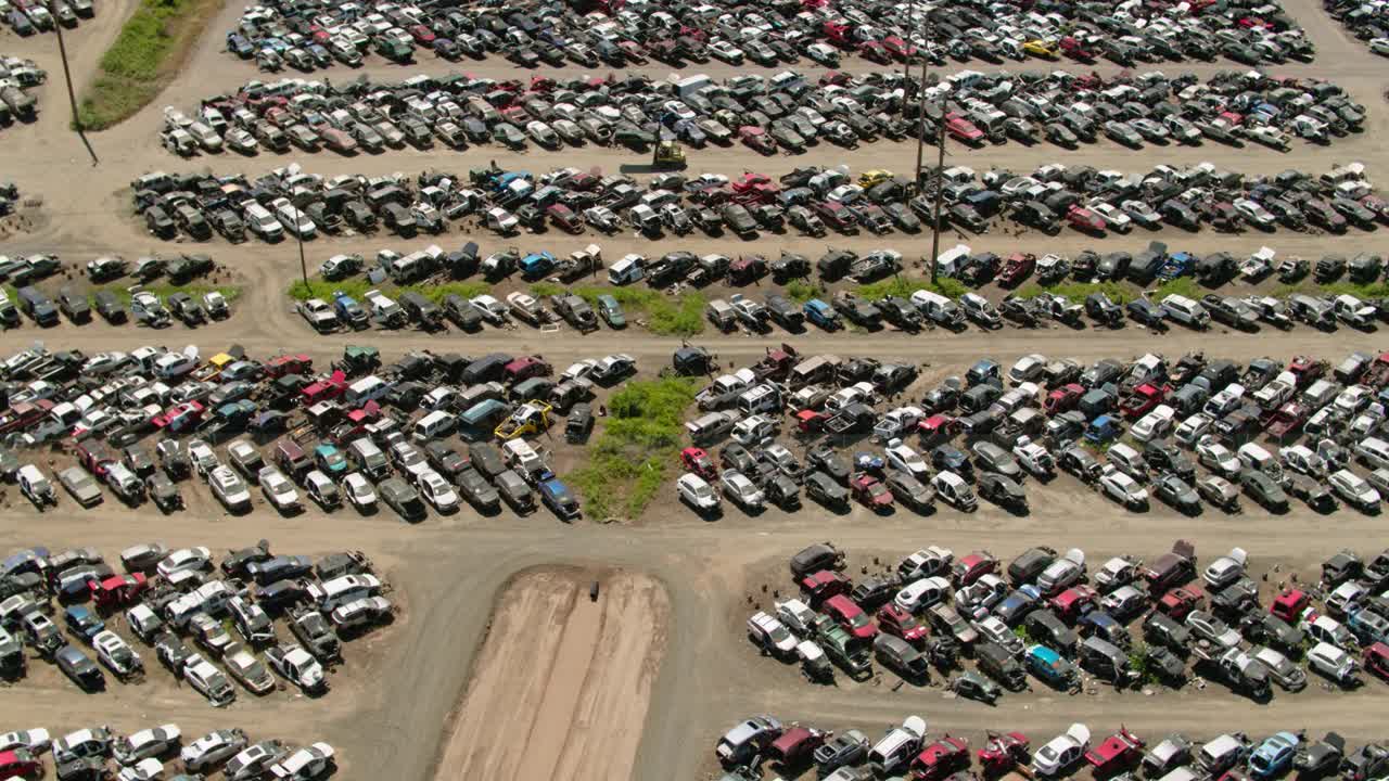 向上倾斜无人机拍摄的废料场在威拉米特山谷北部的尤金视频下载
