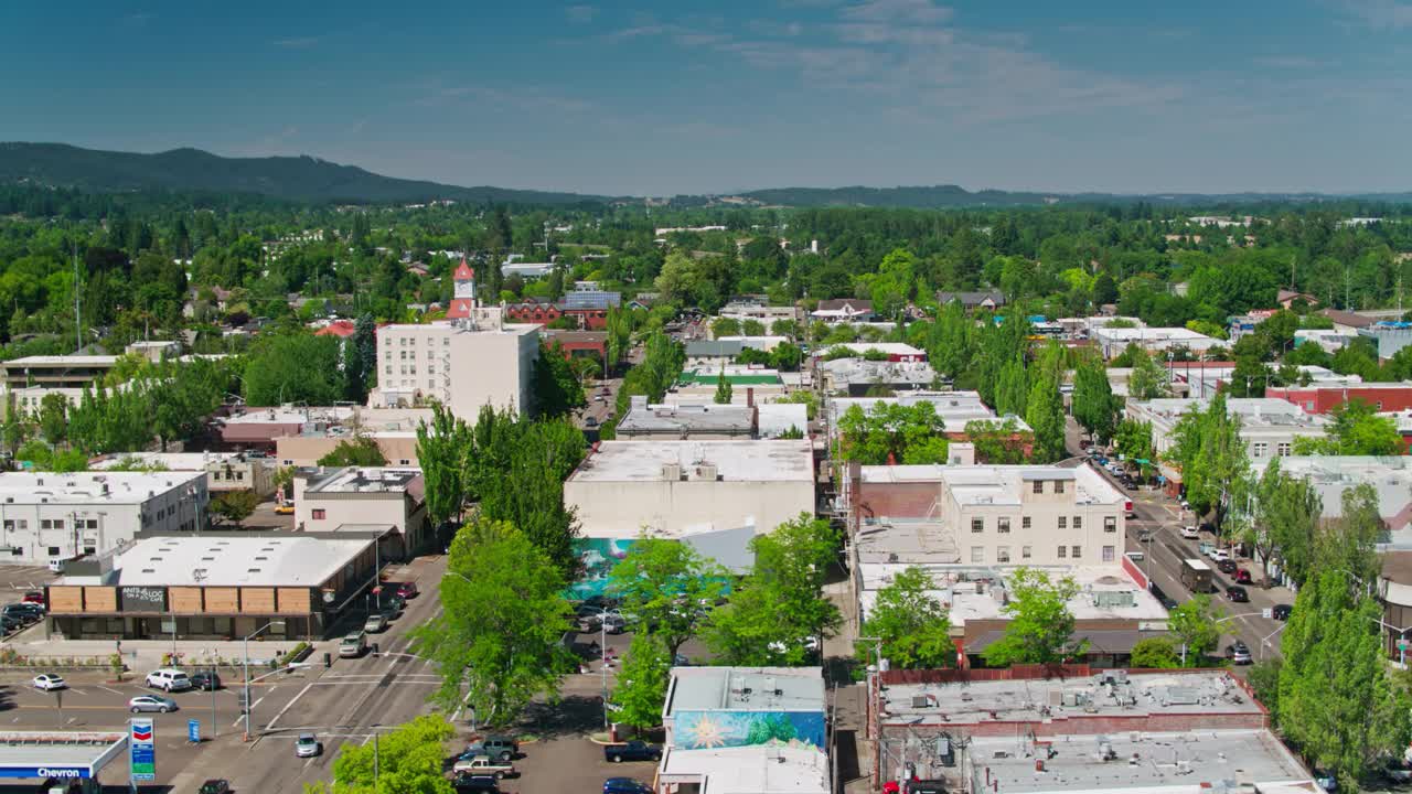 俄勒冈州科瓦利斯市中心绿树成荫的街道-空中俯瞰视频下载