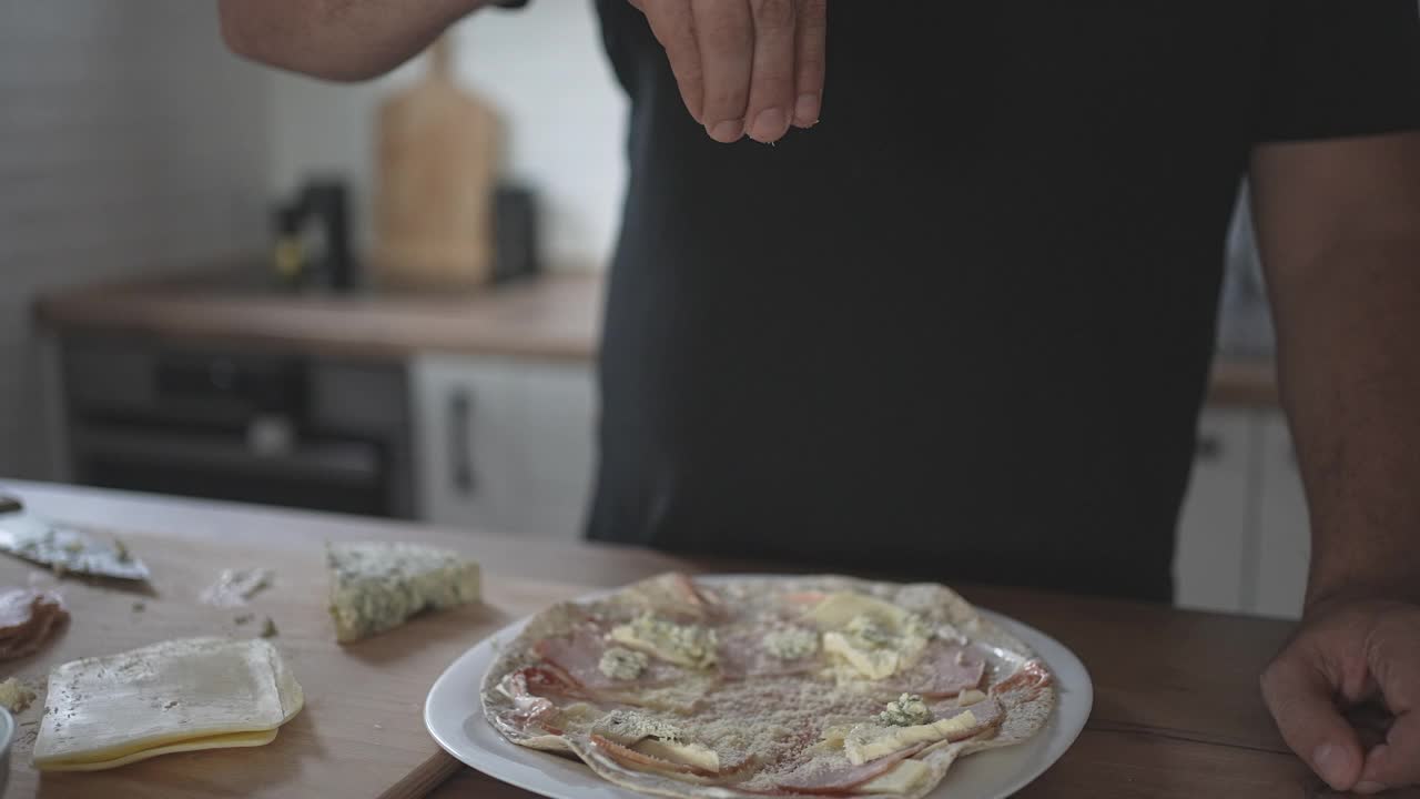 磨碎的帕尔马干酪在家庭制作的玉米饼慢动作和未分级视频视频下载