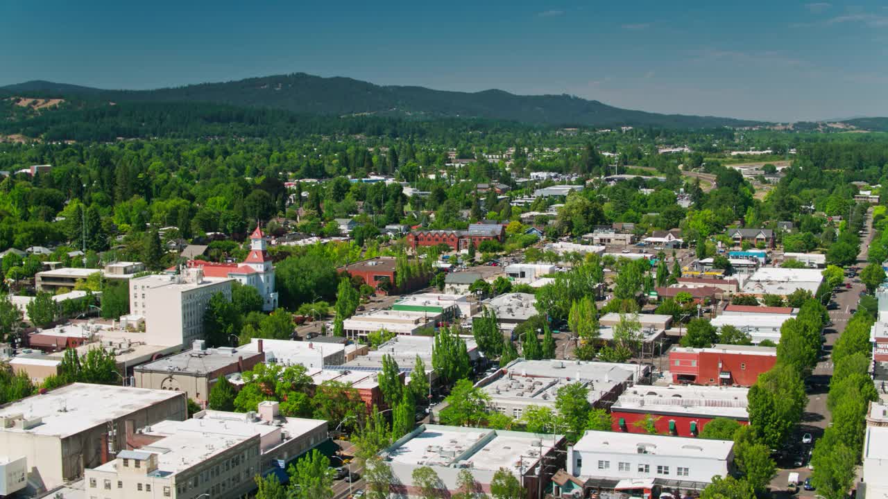 无人机在俄勒冈州科瓦利斯市中心的街道和建筑物上空飞行视频下载