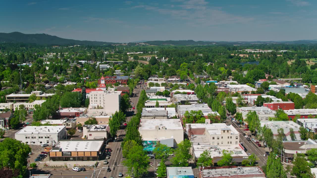 科瓦利斯市中心和更广阔的俄勒冈风景-空中视频下载