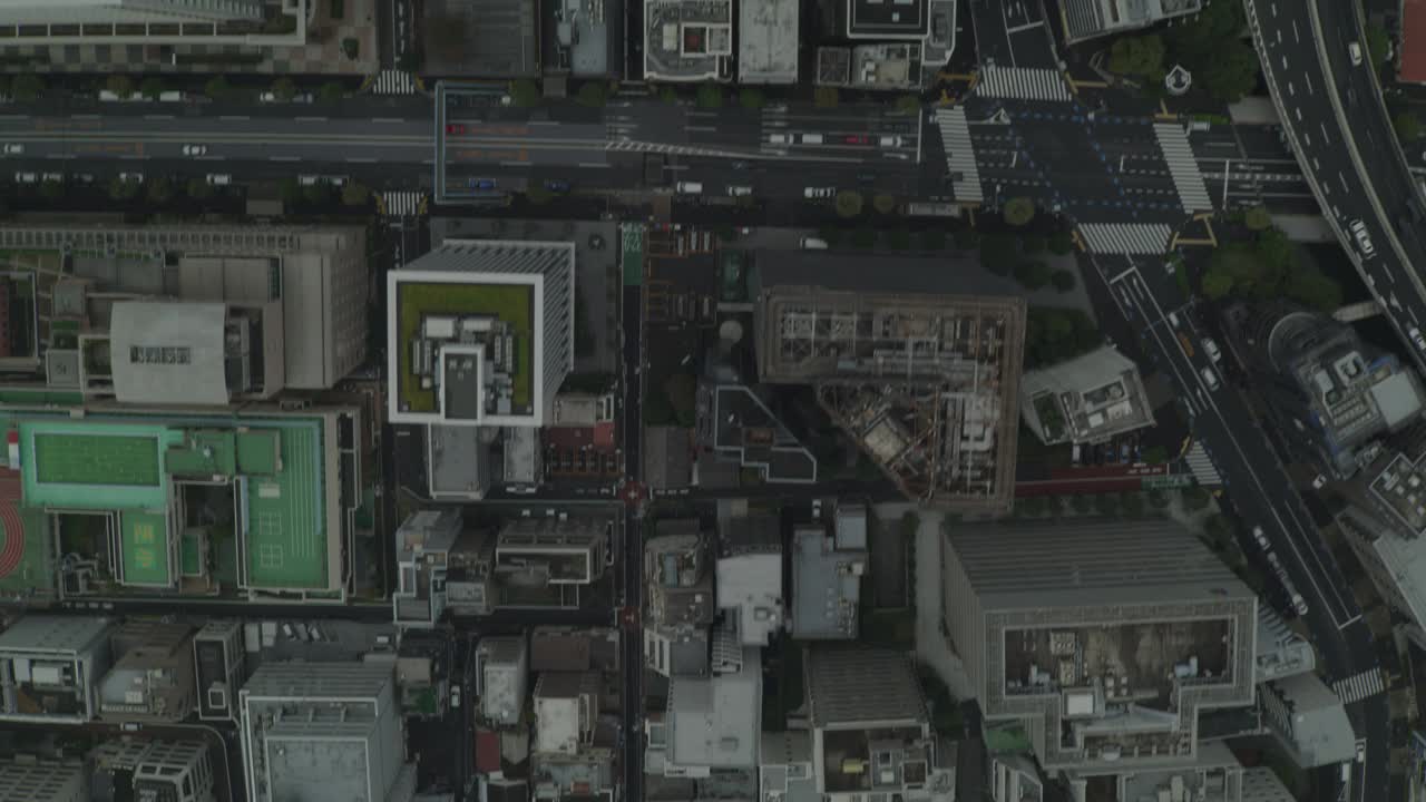 东京上空高空角度下降。高楼大厦、摩天大楼、城市街道和高速公路随处可见。视频下载
