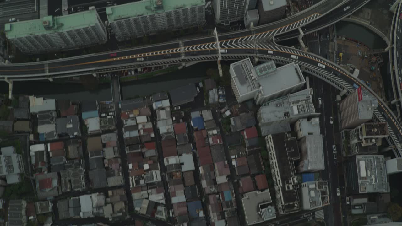 东京上空高空角度下降。高楼大厦、摩天大楼、城市街道和高速公路随处可见。视频素材