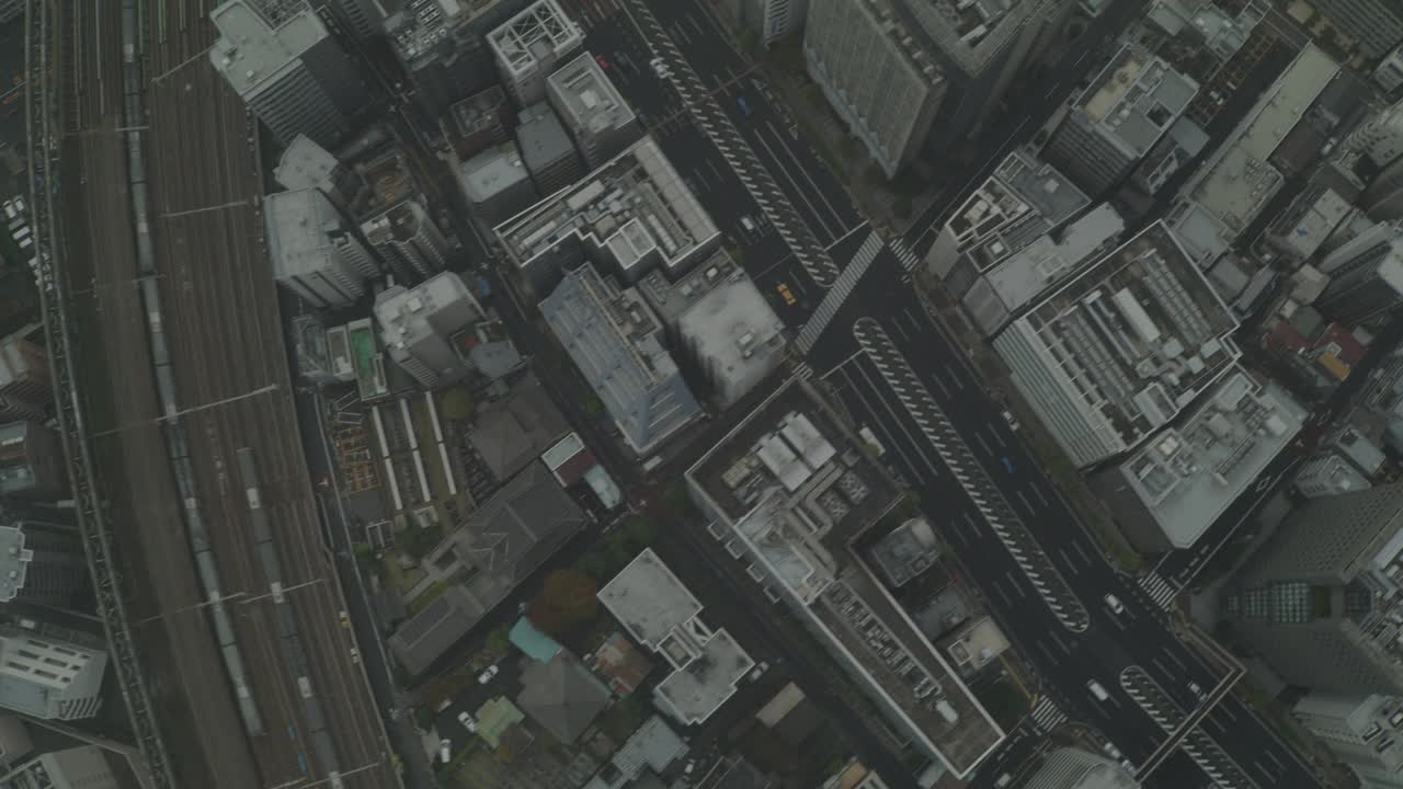 东京上空高空角度下降。高楼大厦、摩天大楼、城市街道和高速公路随处可见。视频素材
