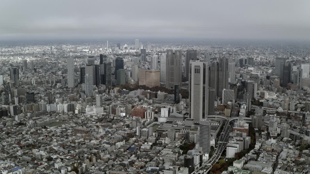 空中的东京城市天际线与高层建筑，摩天大楼，办公楼，和公寓。可见的高速公路或公路。视频素材