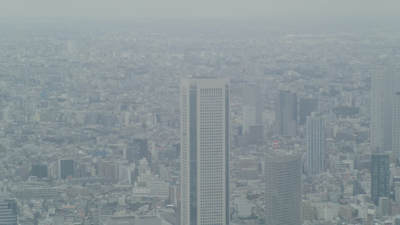 东京歌剧院空中城的高楼或摩天大楼。城市天际线可见。高楼大厦、办公楼和公寓楼随处可见。视频素材