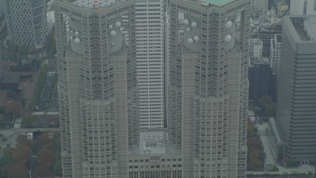 空中放大东京都政府大楼1号。直升机场或直升机停机坪在屋顶可见。视频素材
