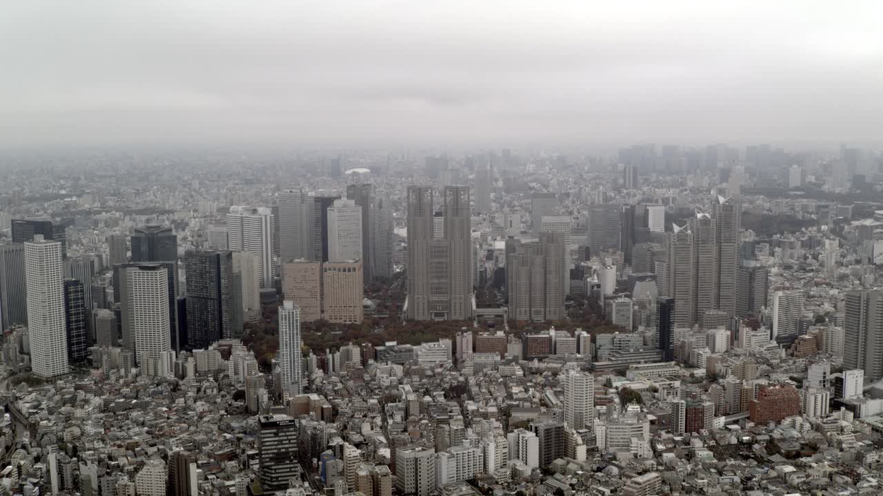 从空中可以看到东京的高楼大厦、办公楼和公寓。镜头放大到东京都政府一号大楼。视频素材