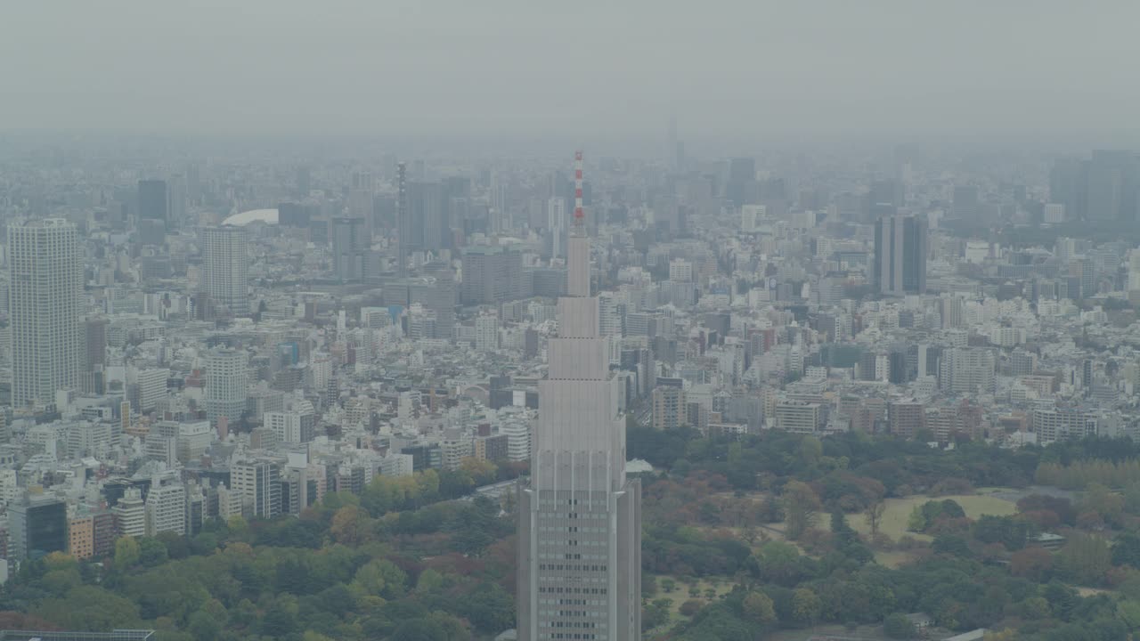 空中的docomo代代木塔摩天大楼在东京天际线。在城市的天际线上可以看到高楼大厦、办公楼和公寓楼。视频素材
