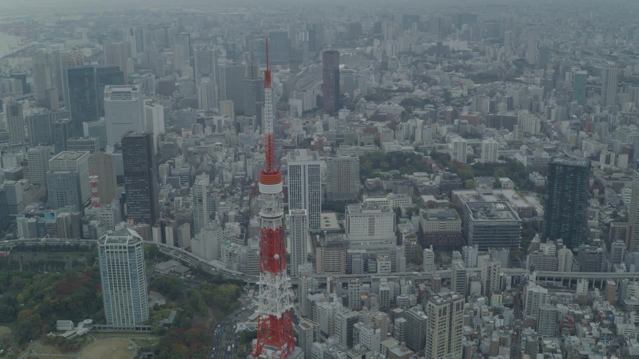 东京塔的航拍。城市的天际线可以看到高楼大厦、摩天大楼、公寓楼和办公楼。在bg中可以看到东京湾和彩虹桥。视频下载