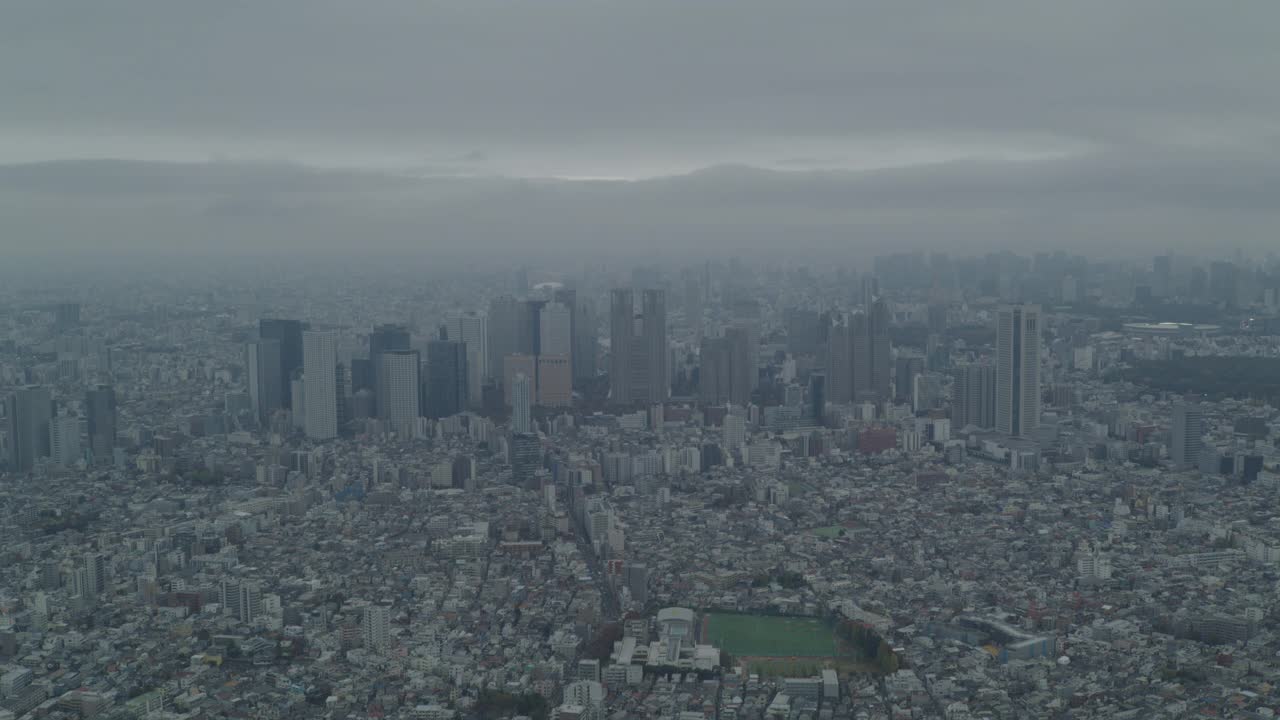 从空中可以看到东京的高楼大厦、办公楼和公寓。在bg中可见的东京都政府大楼。视频素材