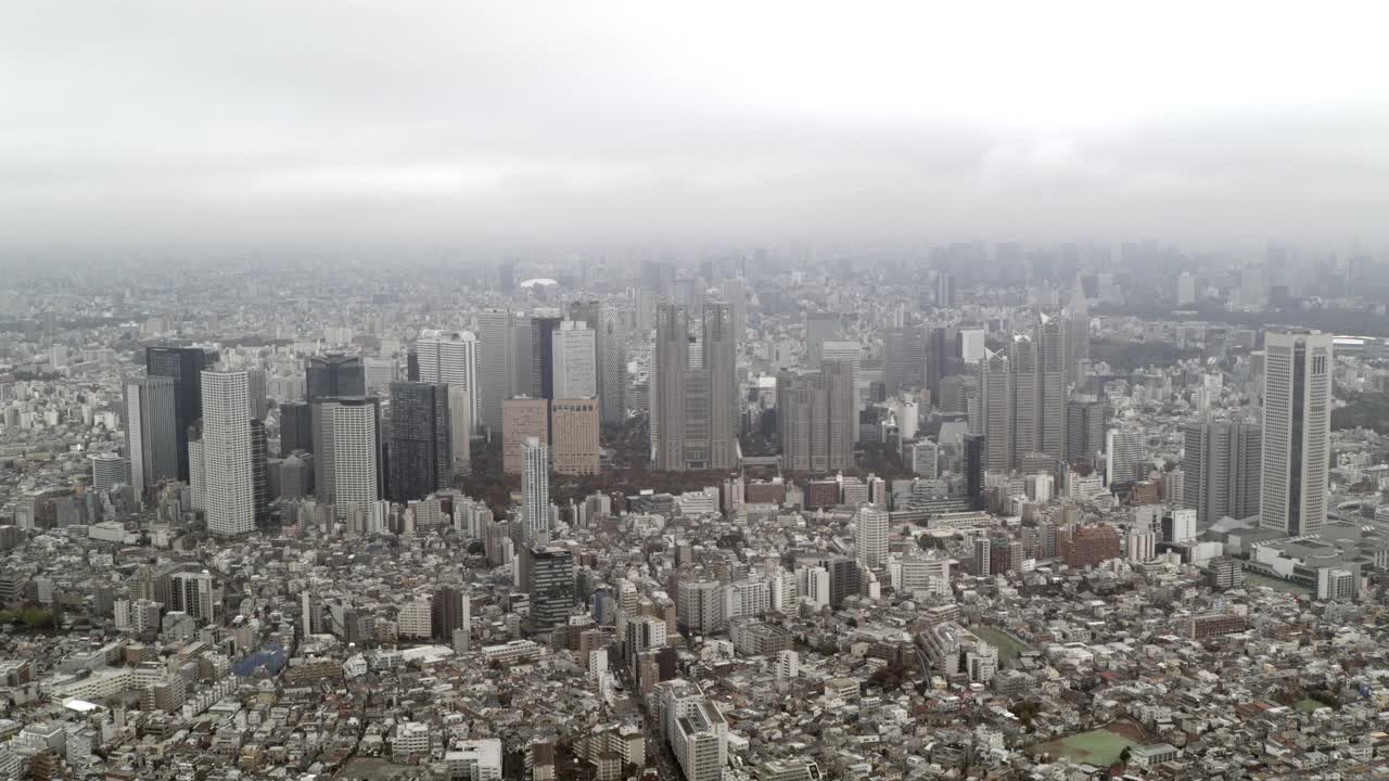从空中可以看到东京的高楼大厦、办公楼和公寓。镜头放大到东京都政府一号大楼。视频素材