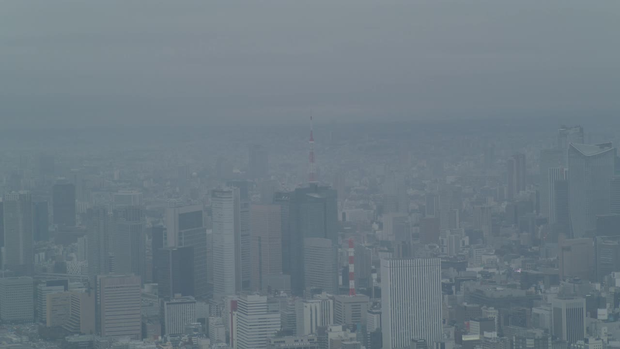 空中的东京城市天际线与高层建筑，办公楼，公寓大楼，和摩天大楼。镜头对准东京塔的红色尖顶。视频素材