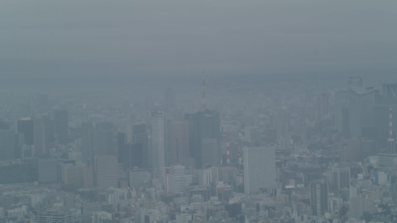 空中的东京城市天际线与高层建筑，办公楼，公寓大楼，和摩天大楼。镜头对准东京塔的红色尖顶。视频素材