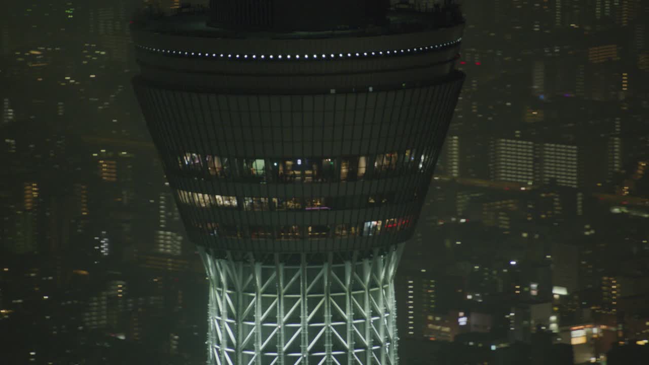 东京天空之树塔尖的空中平移近角。城市天际线部分可见在bg。视频下载