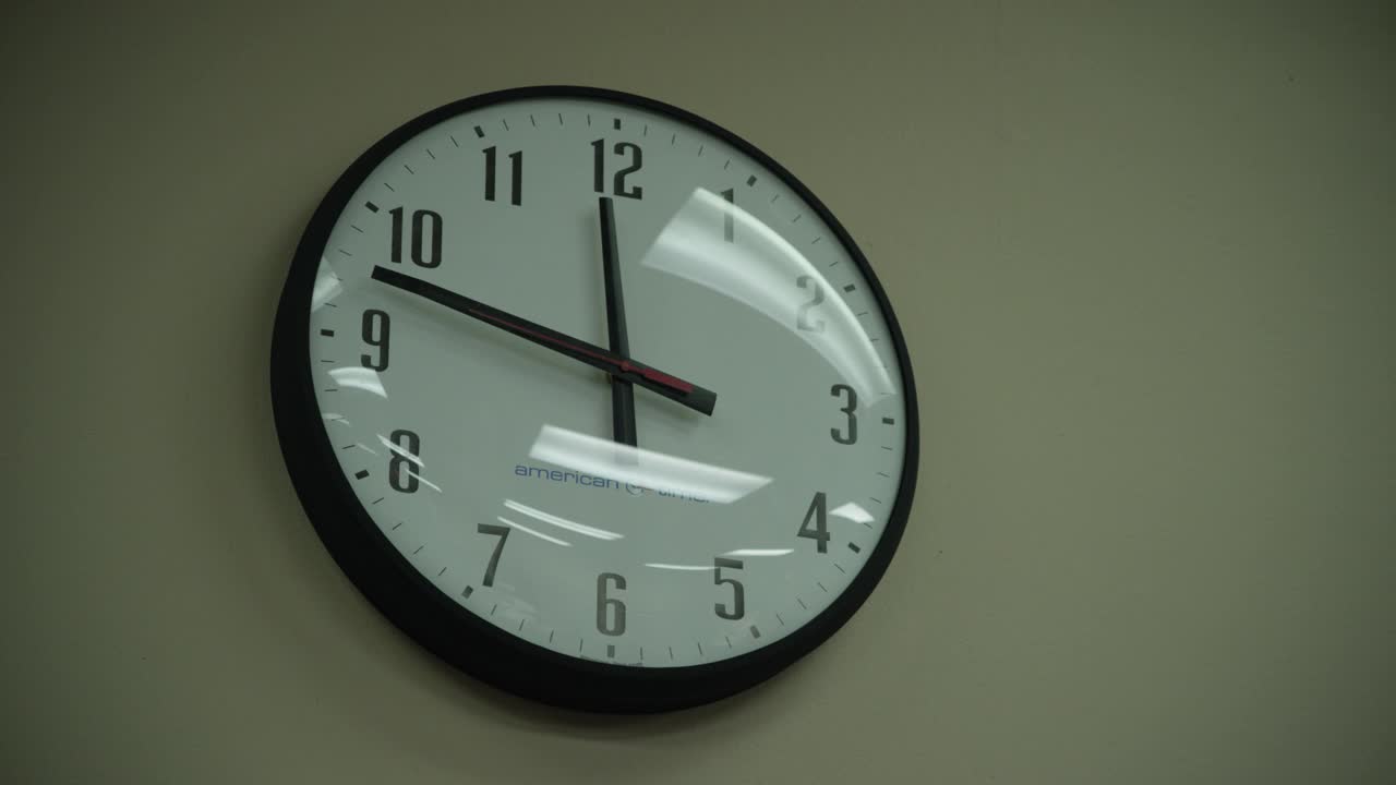 墙上时钟的闭合角度。时间读取11:48。可能是病房，办公室，或者休息室。视频素材