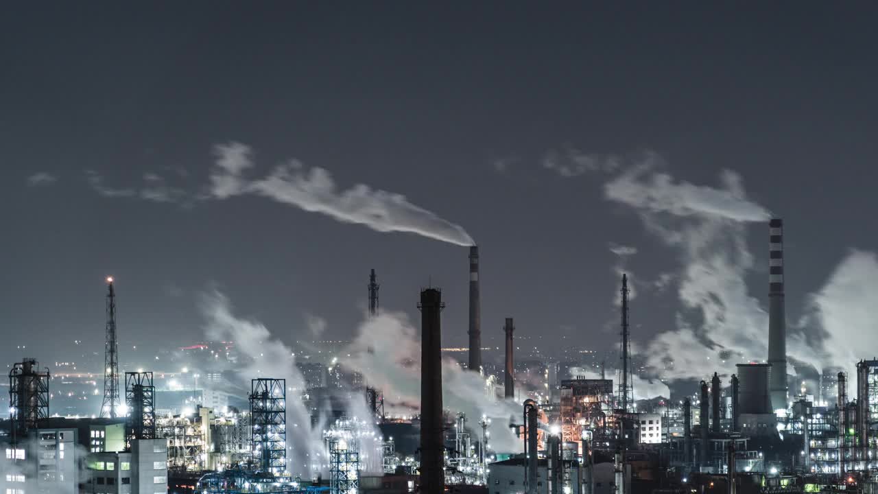 石化工厂和炼油厂的T/L TD夜间鸟瞰图视频素材