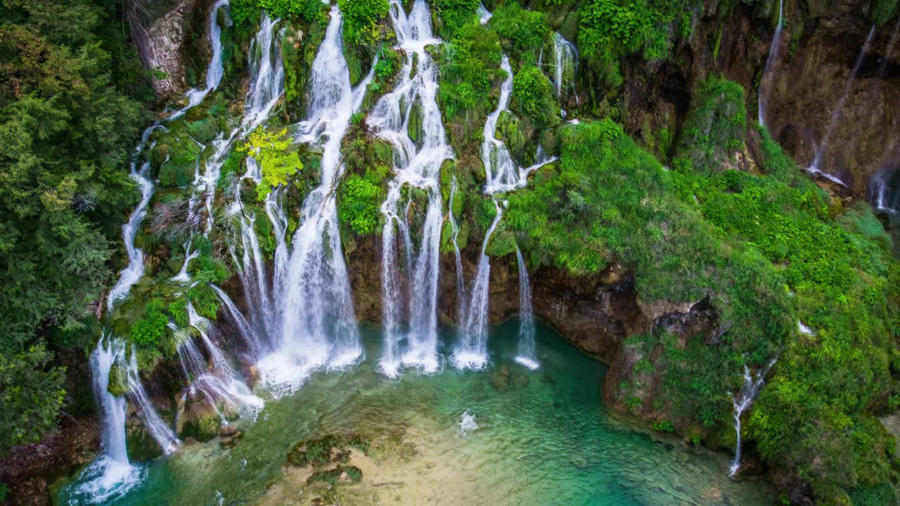 Kaluderovac湖和瀑布在Plitvice NP，克罗地亚-航拍视频下载