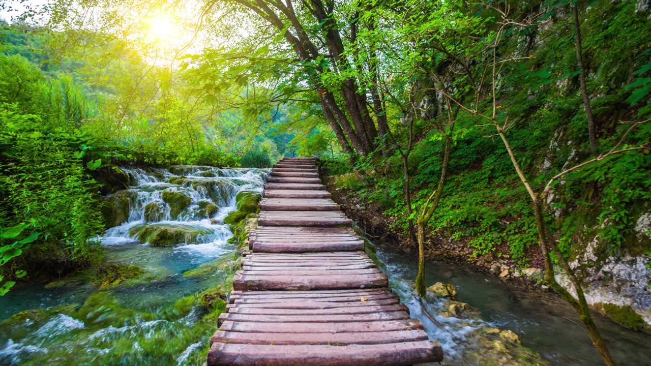 克罗地亚Plitvice国家公园田园诗般的自然小路视频下载