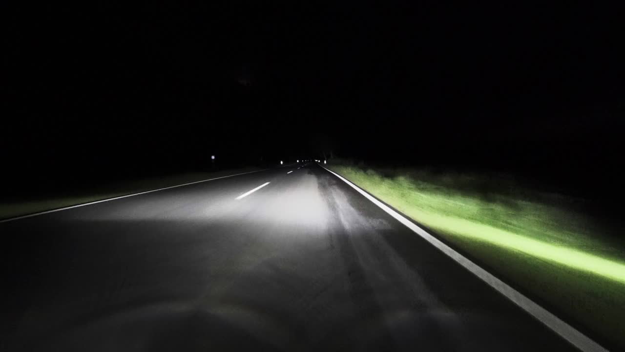 POV:汽车在夜间行驶视频下载