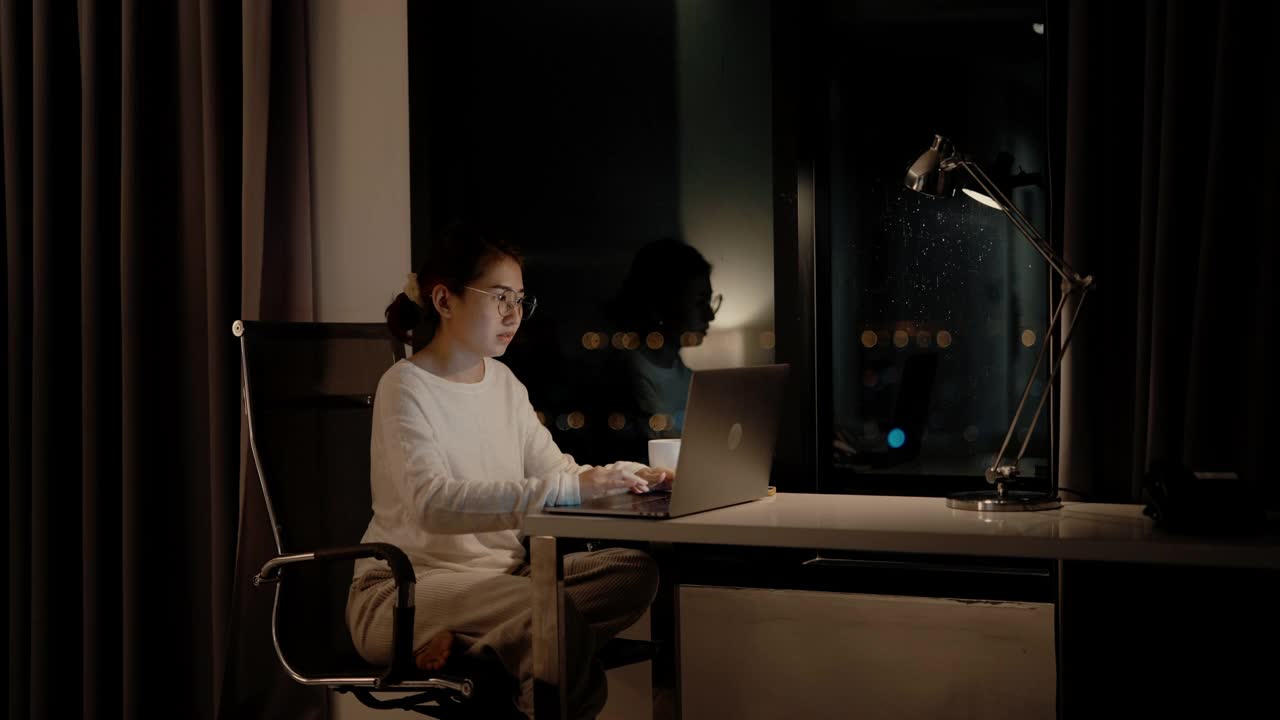 亚洲女商人利用无线技术加班视频素材