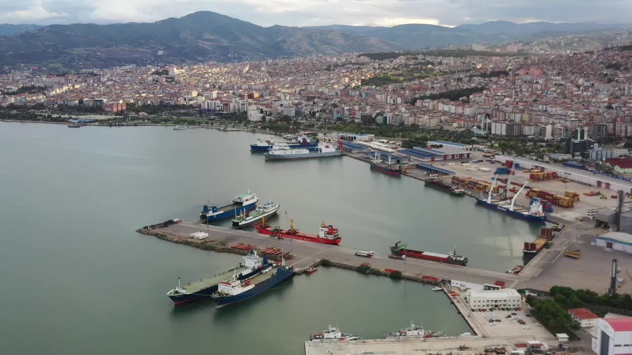 国际集装箱港口集装箱船鸟瞰图。视频下载
