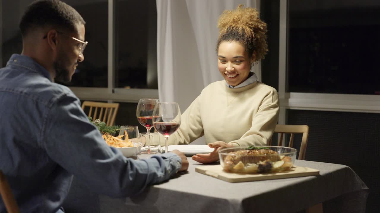 年轻夫妇在家里的餐桌上手牵手视频素材