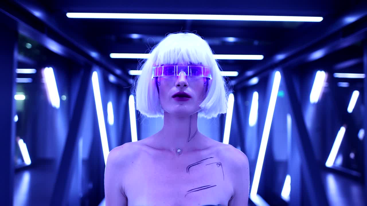一个戴着网络眼镜的女人走过一条霓虹灯隧道视频下载
