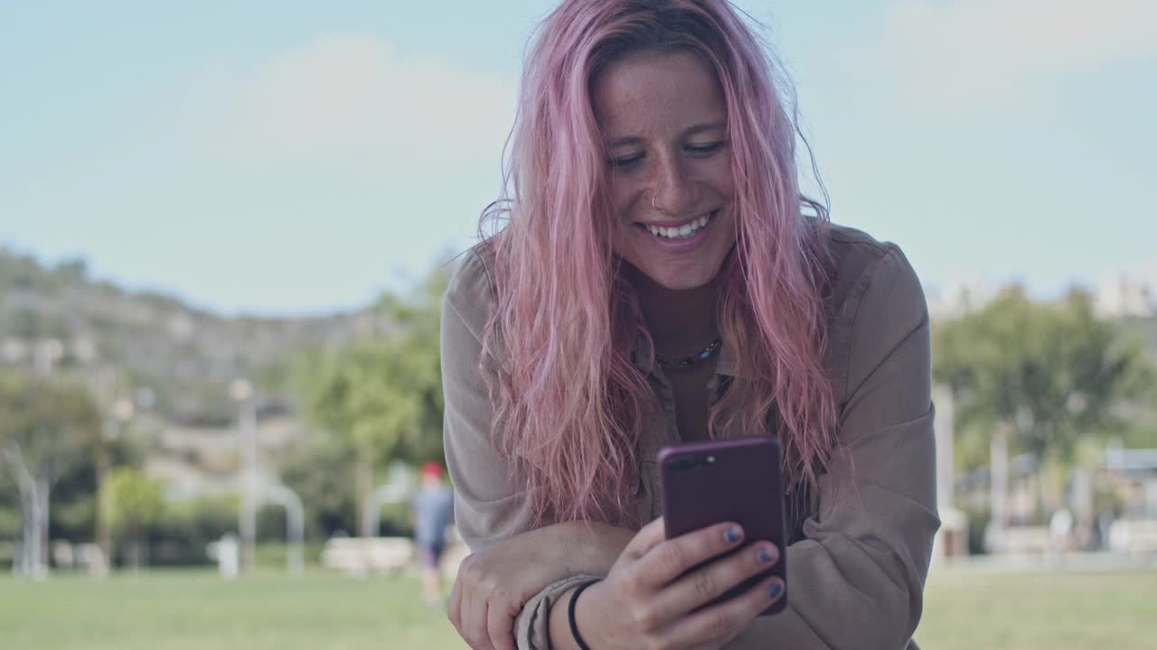 粉红头发的年轻女子视频素材
