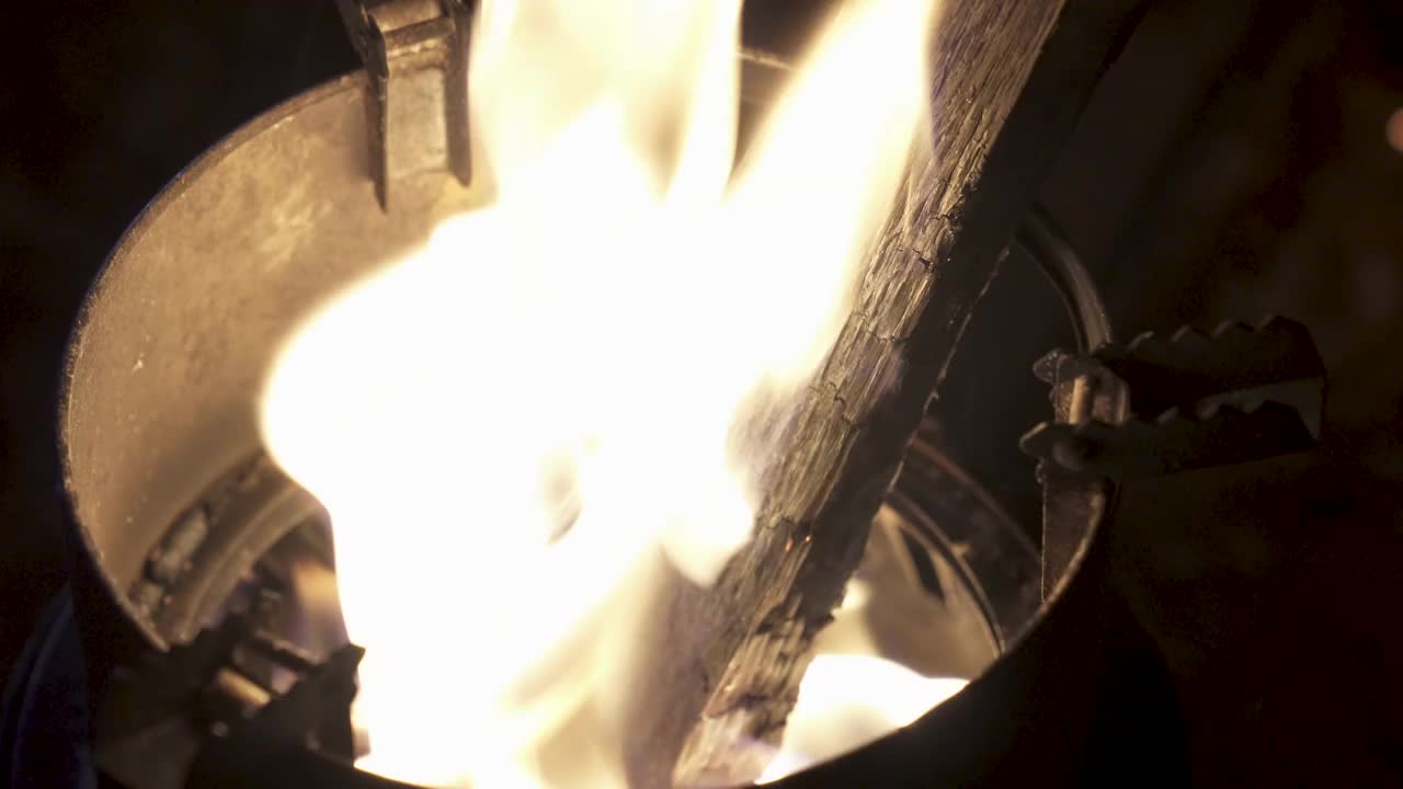 户外露营-晚上在火盆上燃烧柴火的风景/韩国视频下载