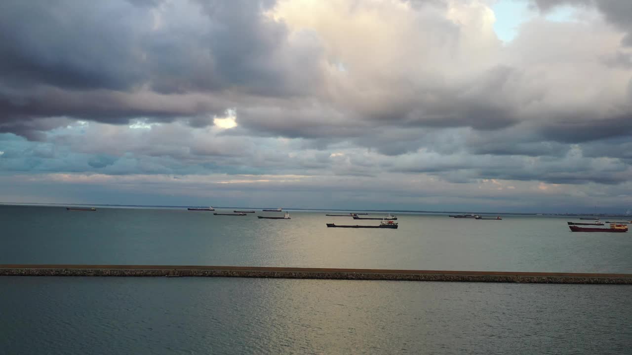 货船鸟瞰图海上的货船。视频下载
