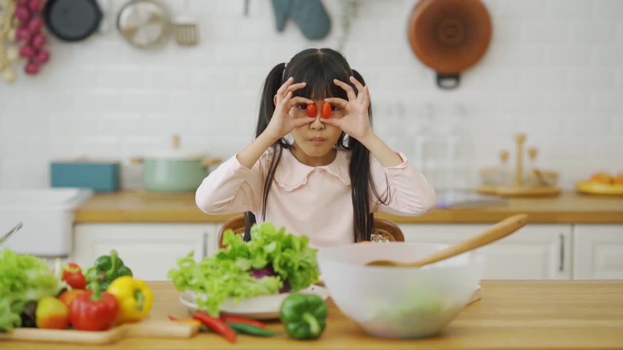 厨房里的亚洲女孩视频素材