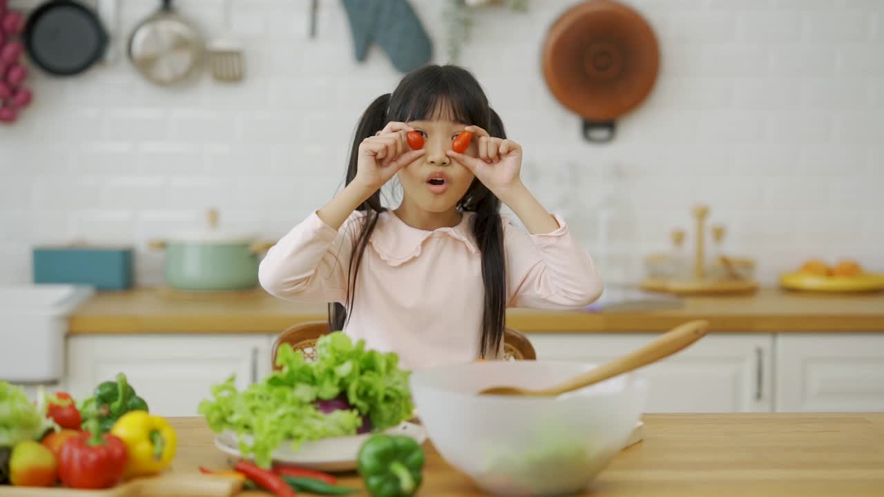 厨房里的亚洲女孩视频素材