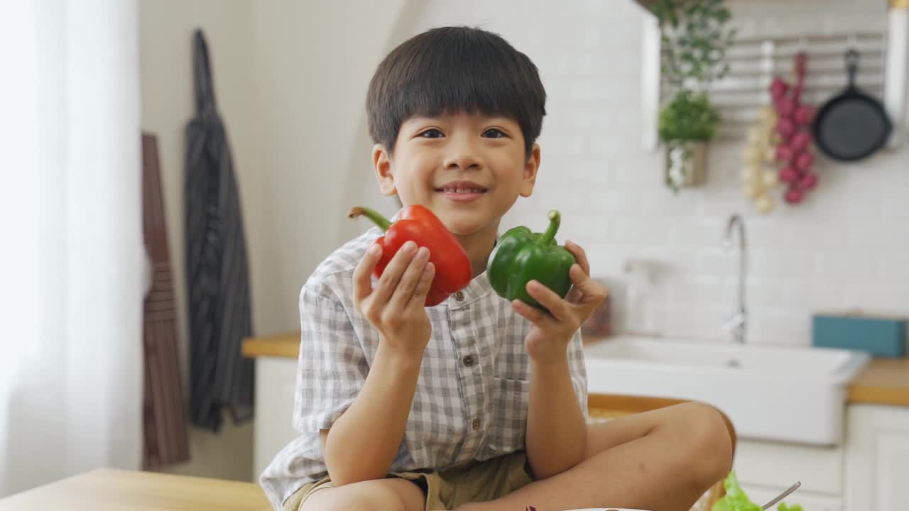 厨房里的亚洲男孩视频素材