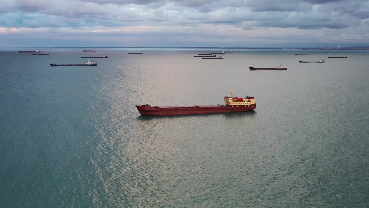 货船鸟瞰图海上的货船。视频下载