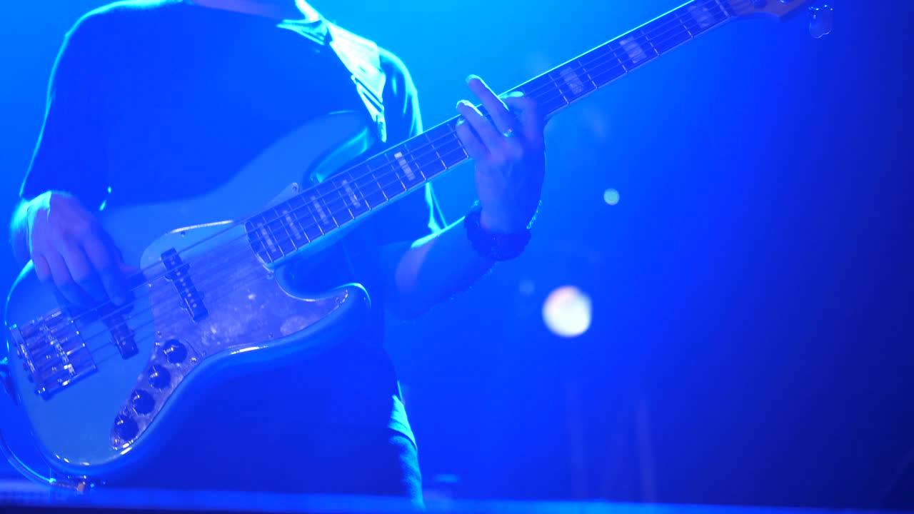 在俱乐部的摇滚音乐会上演奏的吉他手视频下载