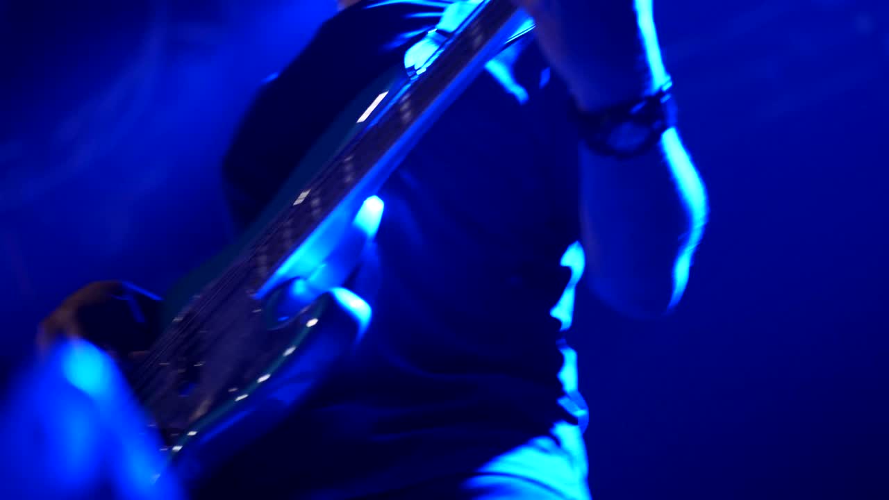 在俱乐部的摇滚音乐会上演奏的吉他手视频下载