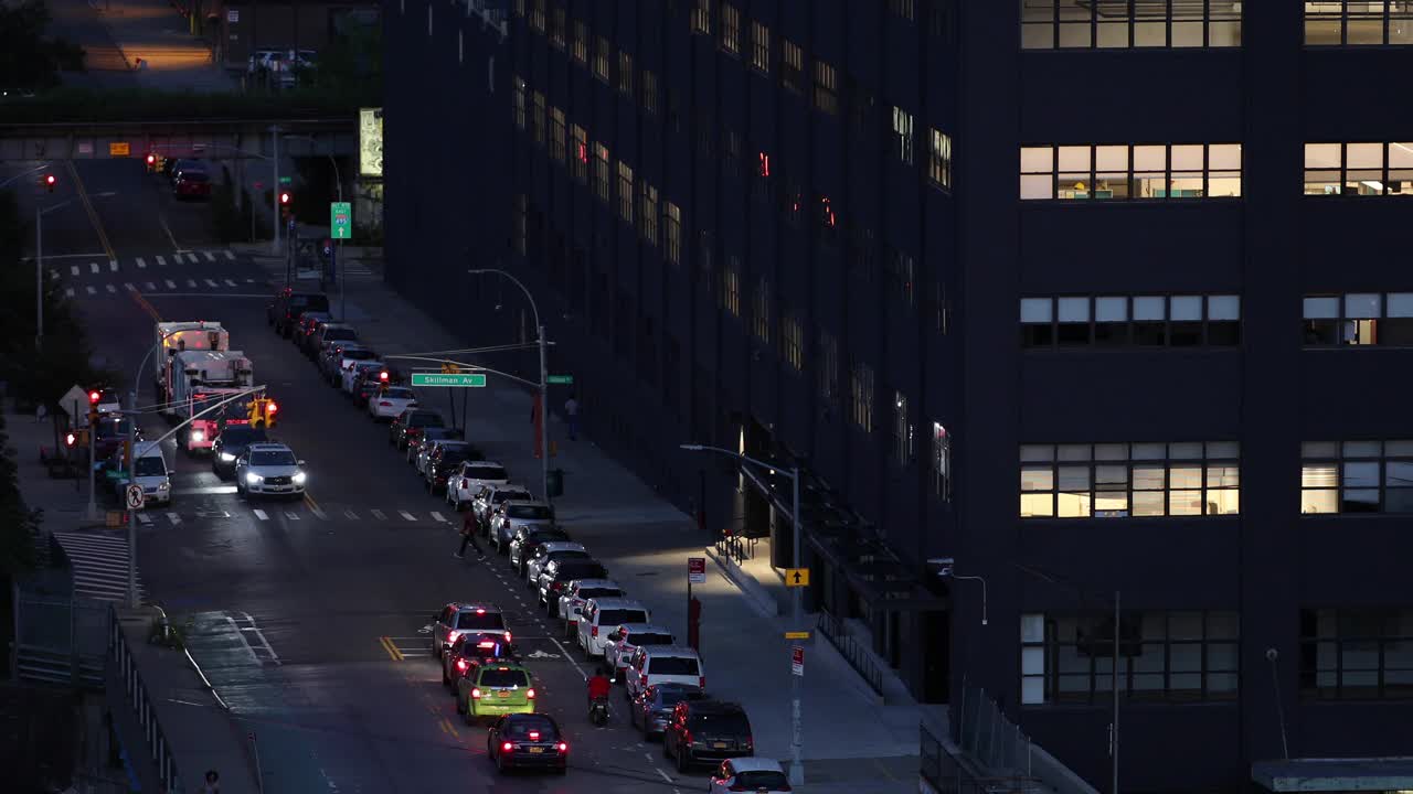黄昏时分的街道交通视频素材