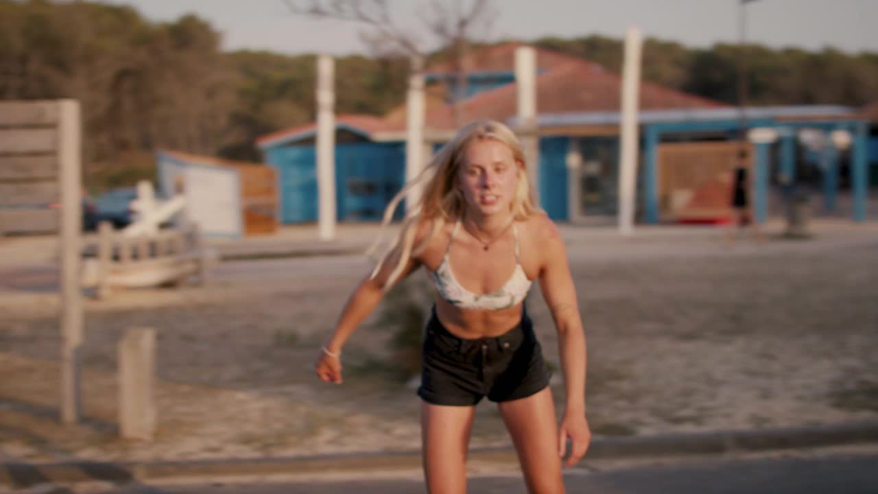 年轻女子在镜头前滑滑板视频下载