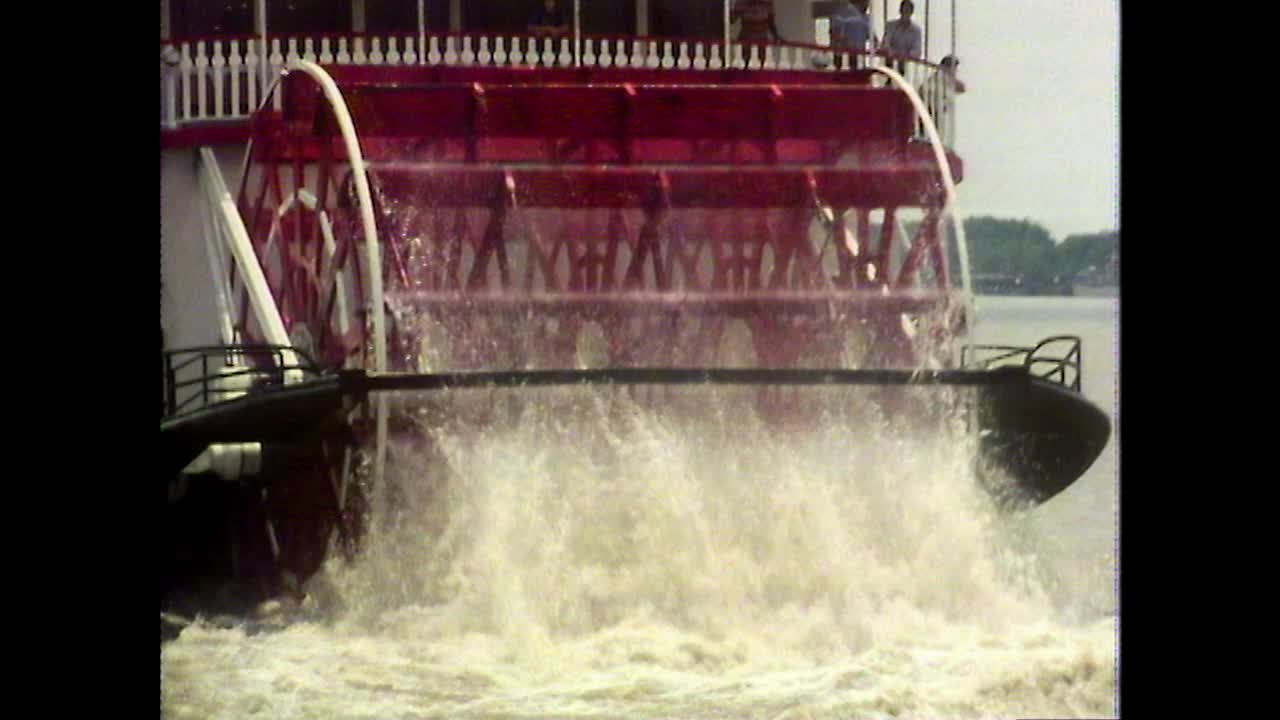 明轮船在新奥尔良的密西西比河上航行;1979视频素材