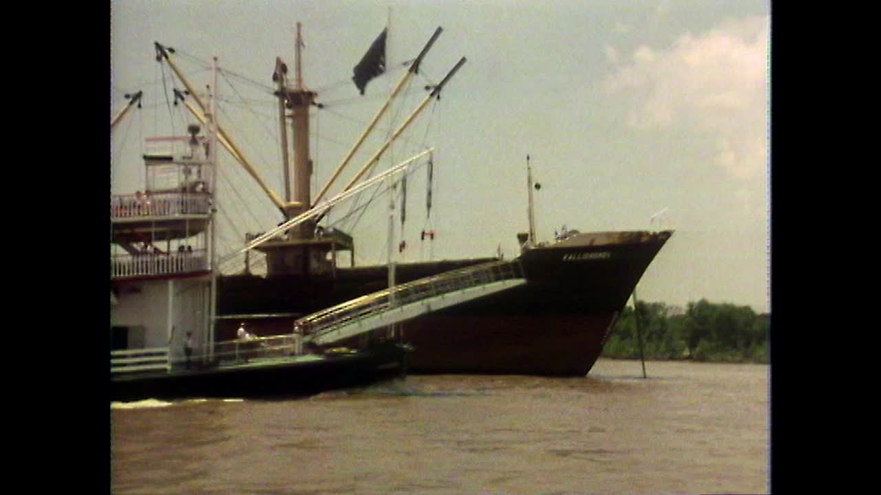 明轮船经过密西西比河上的货船;1979视频素材