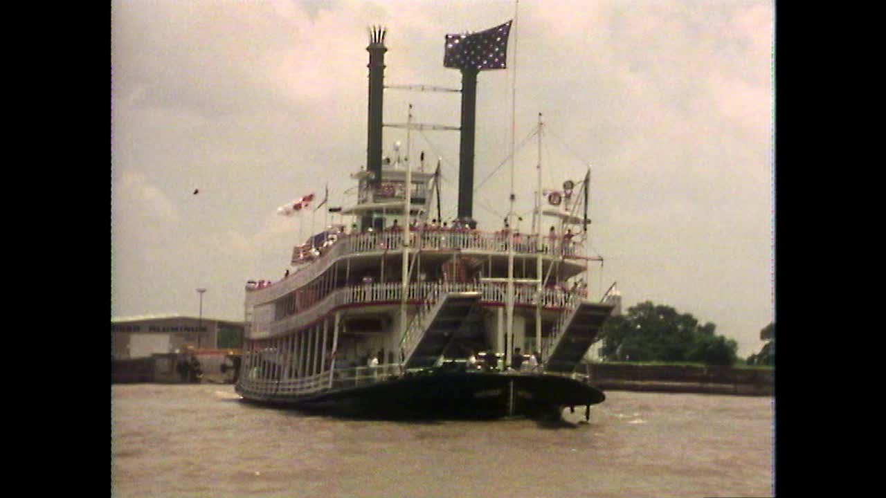 在新奥尔良密西西比河上航行的平底轮船;1979视频素材