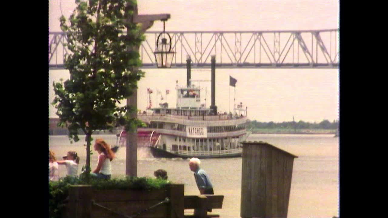 明轮船离开新奥尔良在密西西比河上;1979视频素材
